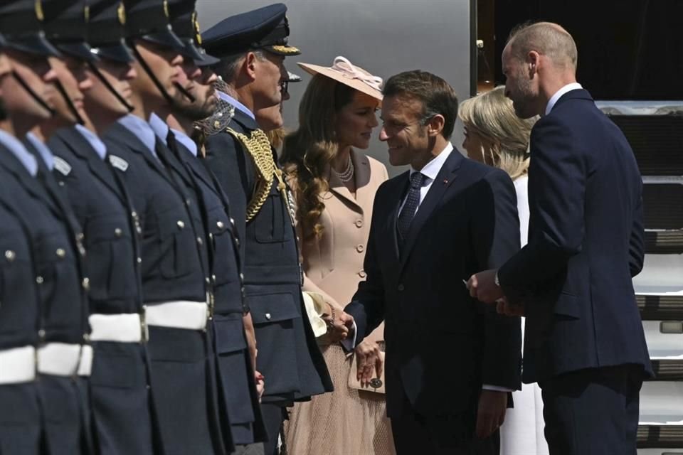 Macron y su esposa Brigitte fueron recibidos en la base aérea RAF Northolt en Londres por el Príncipe Guillermo y Kate Middleton, quien vestía un vestido de Dior.