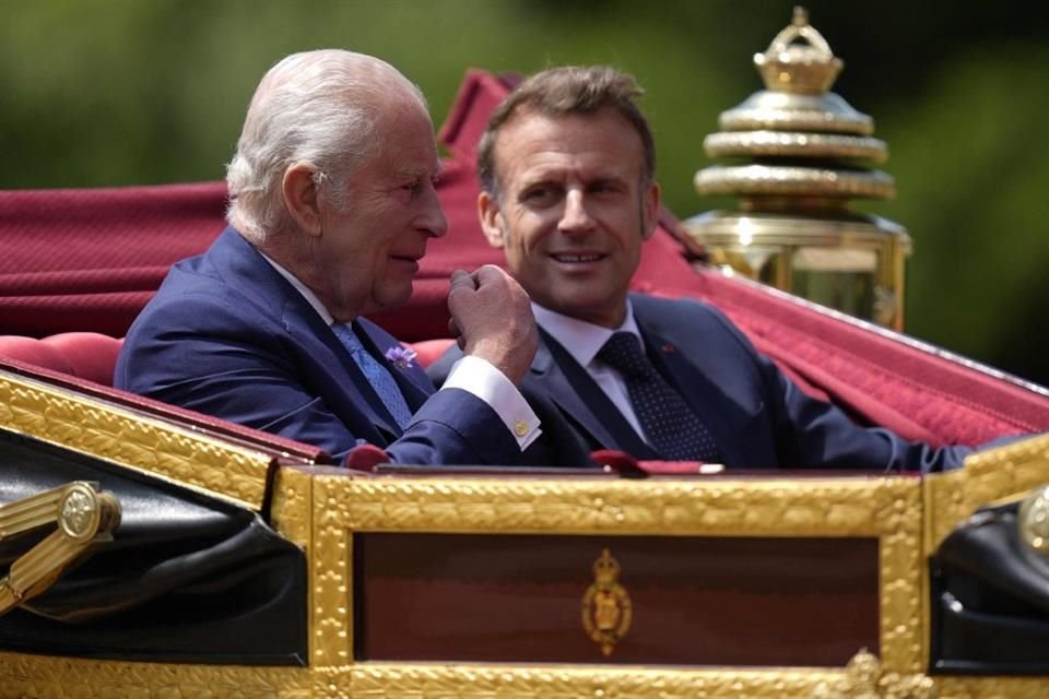 Los himnos nacionales fueron interpretados mientras se dirigían al castillo en carruajes tirados por caballos, en calles decoradas con banderas británicas y francesas.