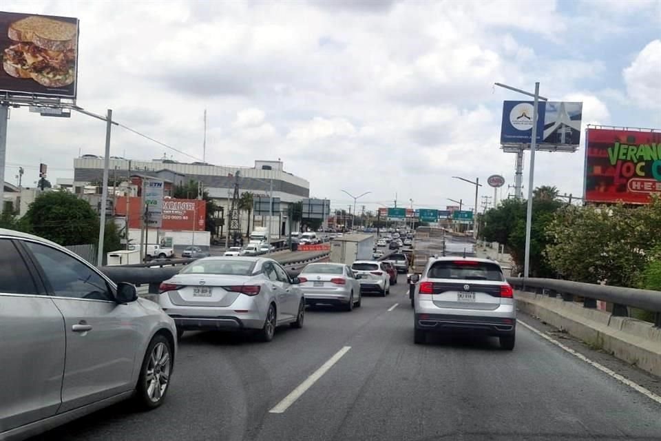 Conductores que se incorporaron por Avenida Churubusco tambíen sufrieron las largas filas del tráfico.
