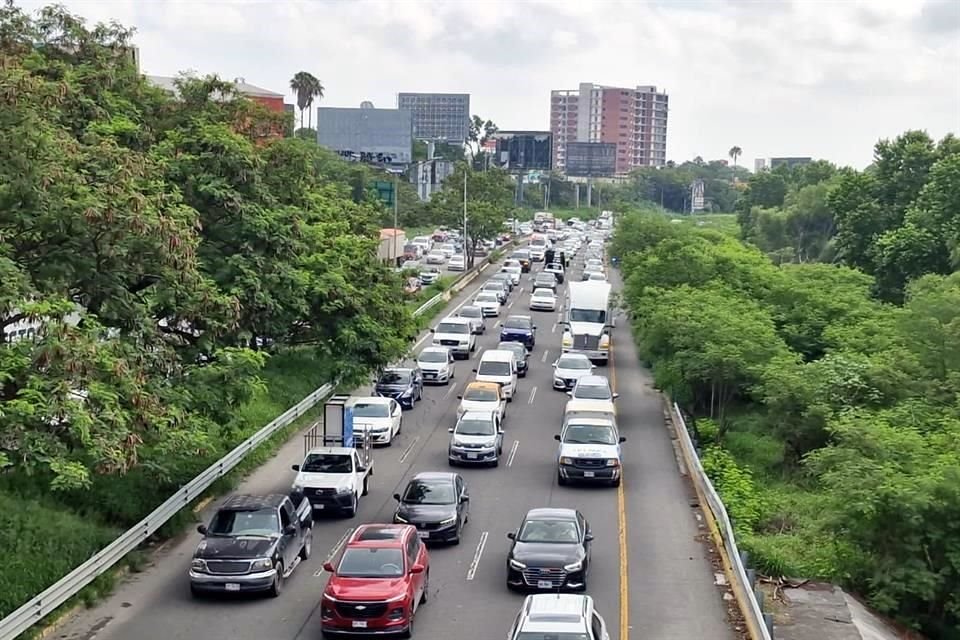 Avenidas de Guadalupe sufrieron los efectos del cierre de los carriles exprés de Constitución.