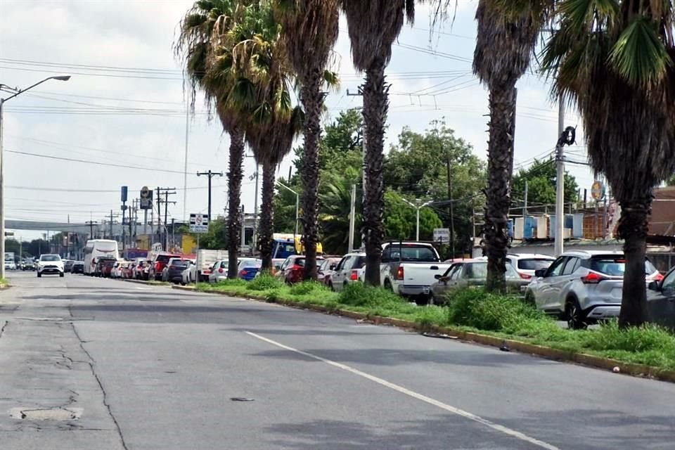 Avenidas de Guadalupe sufrieron los efectos del cierre de los carriles exprés de Constitución.