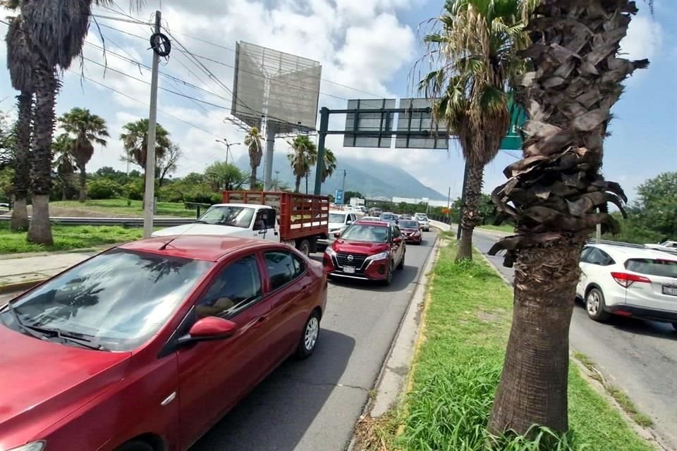 Avenidas de Guadalupe sufrieron los efectos del cierre de los carriles exprés de Constitución.