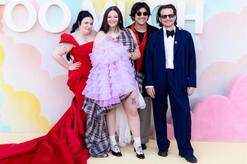 La actriz y guionista Lena Dunham retrata parte de su historia de amor en la serie de comedia y romance 'Demasiado', que estrena en Netflix.