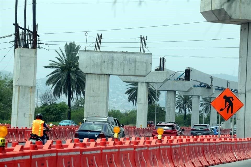 Las columnas con carga excéntrica pueden ser vistas en avenidas como Constitución, Madero y Miguel Alemán.