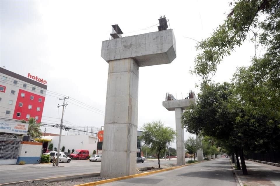Las columnas con carga excéntrica pueden ser vistas en avenidas como Constitución, Madero y Miguel Alemán.