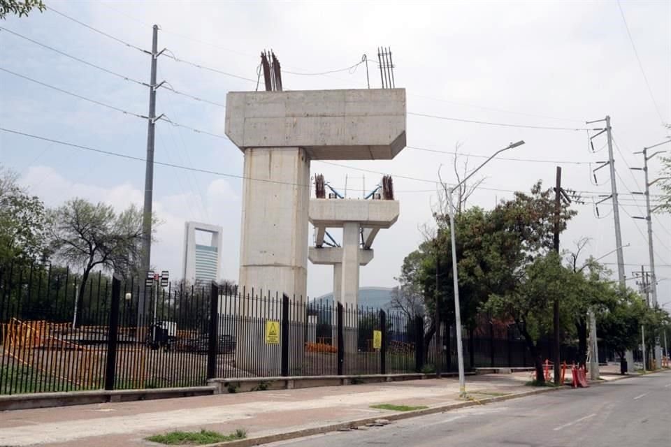 Las columnas con carga excéntrica pueden ser vistas en avenidas como Constitución, Madero y Miguel Alemán.