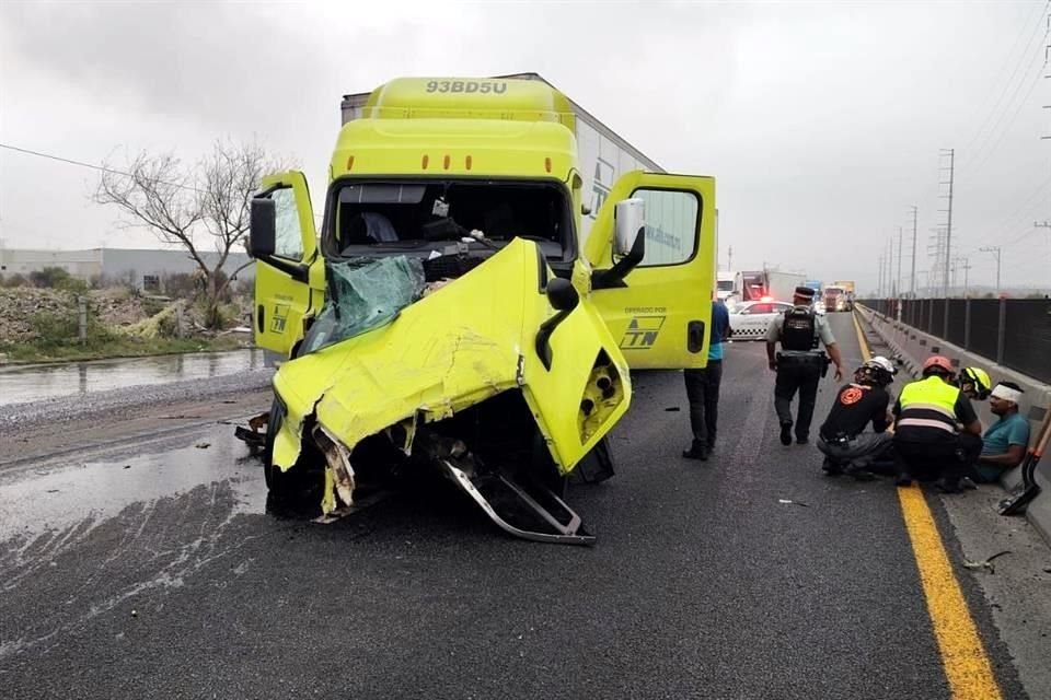Two trailers collided yesterday at kilometer 2 of the Northwest Bypass in García.