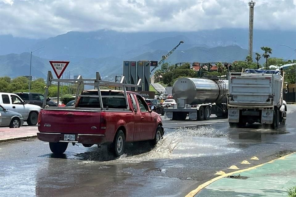 El agua, según los vecinos de la Colonia Agrícola Acero, comenzó a brotar alrededor de las 8:00 horas desde el interior del área recreativa, donde antes se encontraba el Parque Plaza Sésamo.