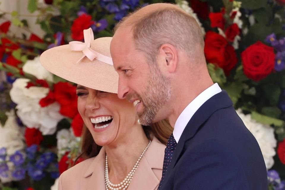 El Príncipe Guillermo y Kate Middleton rompieron protocolo con gestos de cariño público durante la visita de estado del presidente francés.