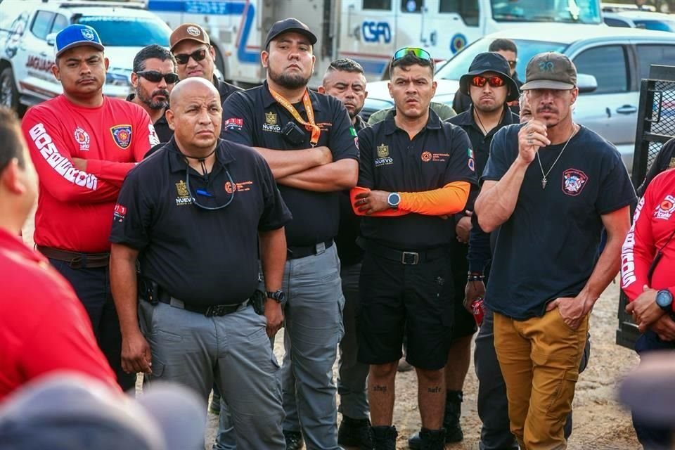 Los rescatistas regios y los binomios caninos trabajan en un ambiente de ayuda humanitaria.