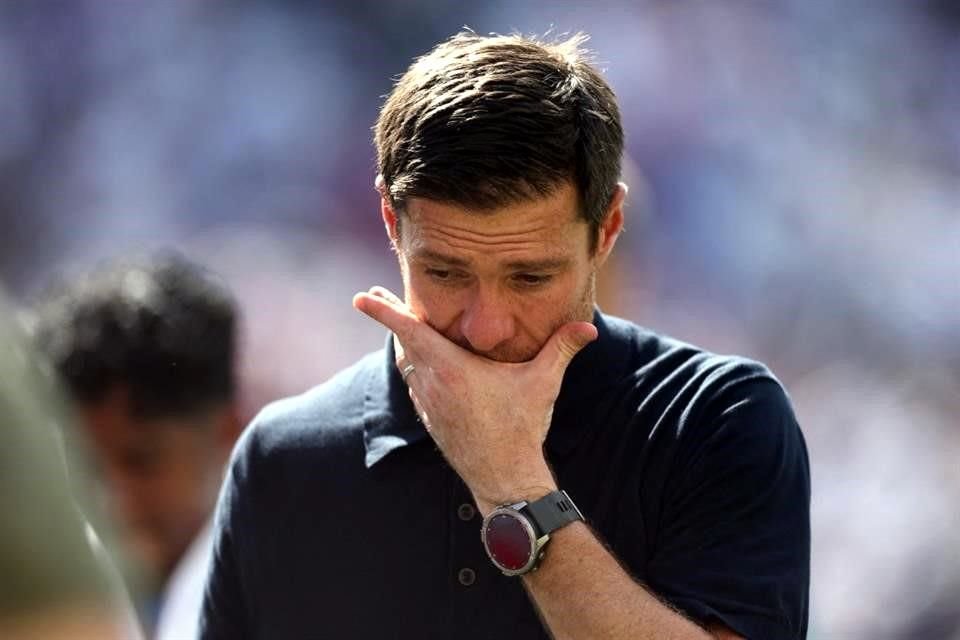 Pese a los errores de sus defensores, Xabi Alonso nunca logró contrarrestar la estrategia del PSG y su equipo terminó goleado.