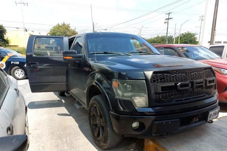 Gracias al monitoreo de cámaras del C4 la autoridad municipal, en base a las placas de circulación, detectó una Ford Lobo F-150 que tenía reporte de robo.