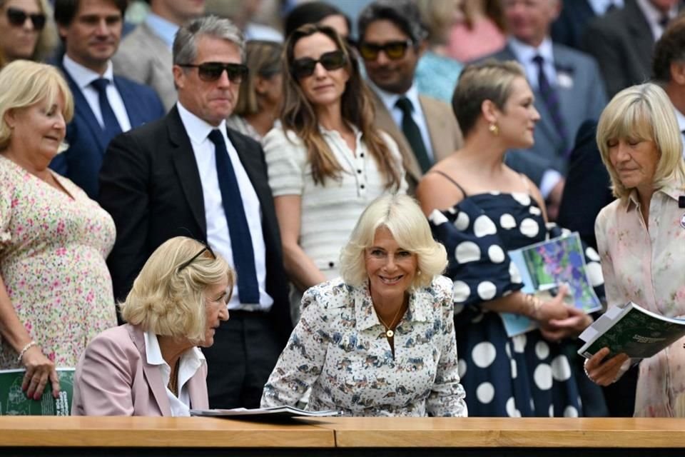 El actor de 'Notting Hill' fue visto saludando con amabilidad a la Reina Camila antes de tomar asiento en la Cancha Central, justo detrás de ella.