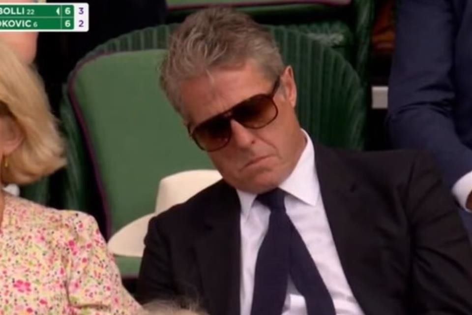 Hugh Grant fue captado dormido en el palco real de Wimbledon, justo detrás de la Reina Camila, durante el partido entre Djokovic y Cobolli.