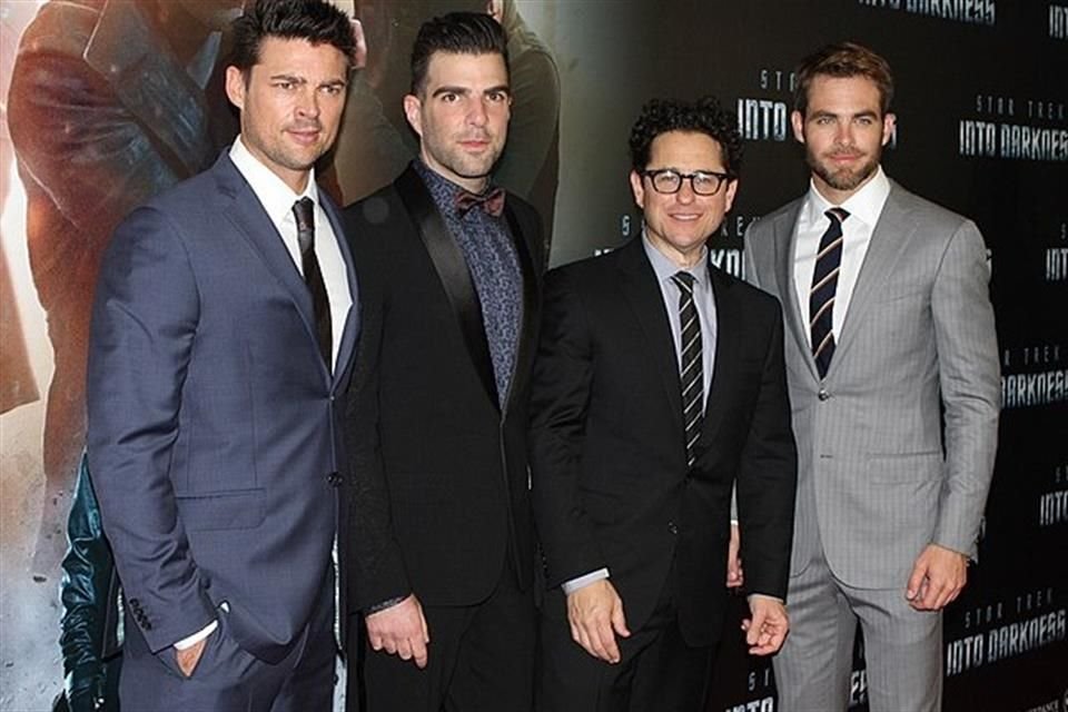 J.J. Abrams y el elenco de la película 'Star Trek' en la premier de Japón.