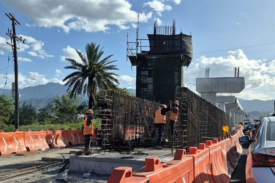 La columna a corregir fue cubierta con lonas negras para evitar riesgos al raspar el concreto.