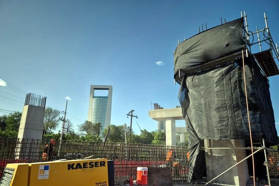 La columna a corregir fue cubierta con lonas negras para evitar riesgos al raspar el concreto.