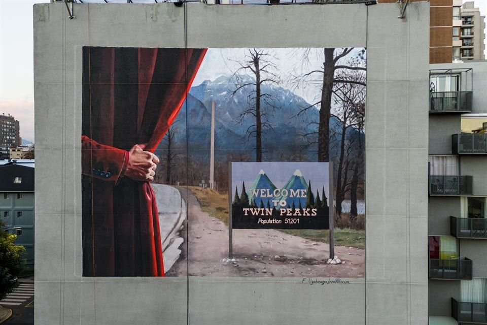 Artist Francisco Uzabeaga created a mural inspired by David Lynch's iconic series; it's located at Curicó 244 (Curicó and Portugal Streets), Santiago.