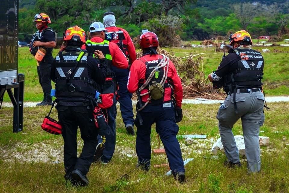 Rescatistas de Protección Civil del Estado trabajan en una zona cercana a Camp Mystic.