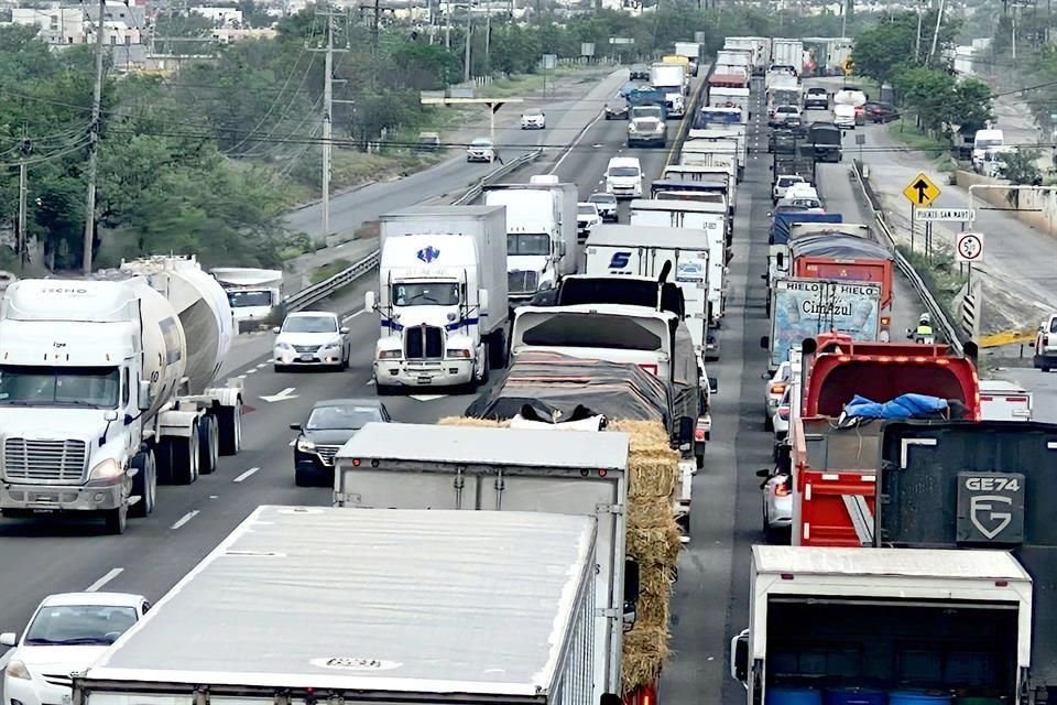 TO SALTILLO.- A collision between two trailers yesterday blocked traffic heading toward Saltillo for approximately 10 hours.