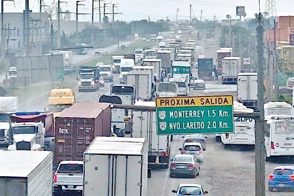 TO APODACA.- Every day, the Northwest Bypass is saturated by the high number of trailers and private cars.