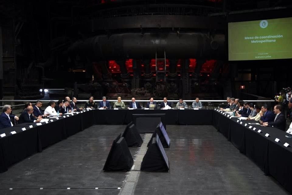 Alcaldes y autoridades de los municipios se reunieron ayer con el Gobernador en la Mesa Metropolitana.