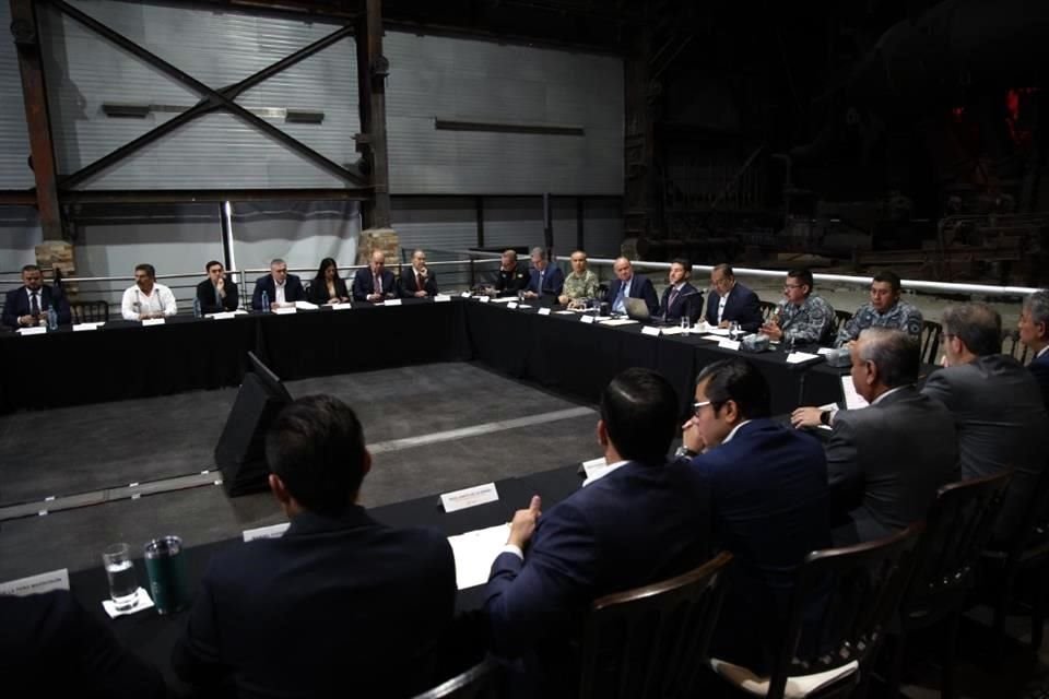 Alcaldes y autoridades de los municipios se reunieron ayer con el Gobernador en la Mesa Metropolitana.