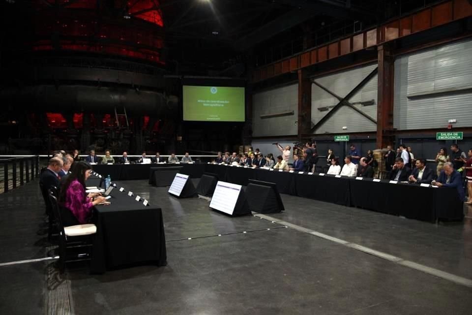 Alcaldes y autoridades de los municipios se reunieron ayer con el Gobernador en la Mesa Metropolitana.