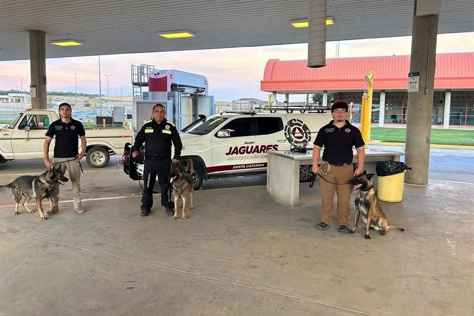 Felipe Macías (centro), su hijo Patricio (izq.) y Patricio Elizondo, del Grupo Jaguares de Santa Catarina viajaron con sus perros de rescate.