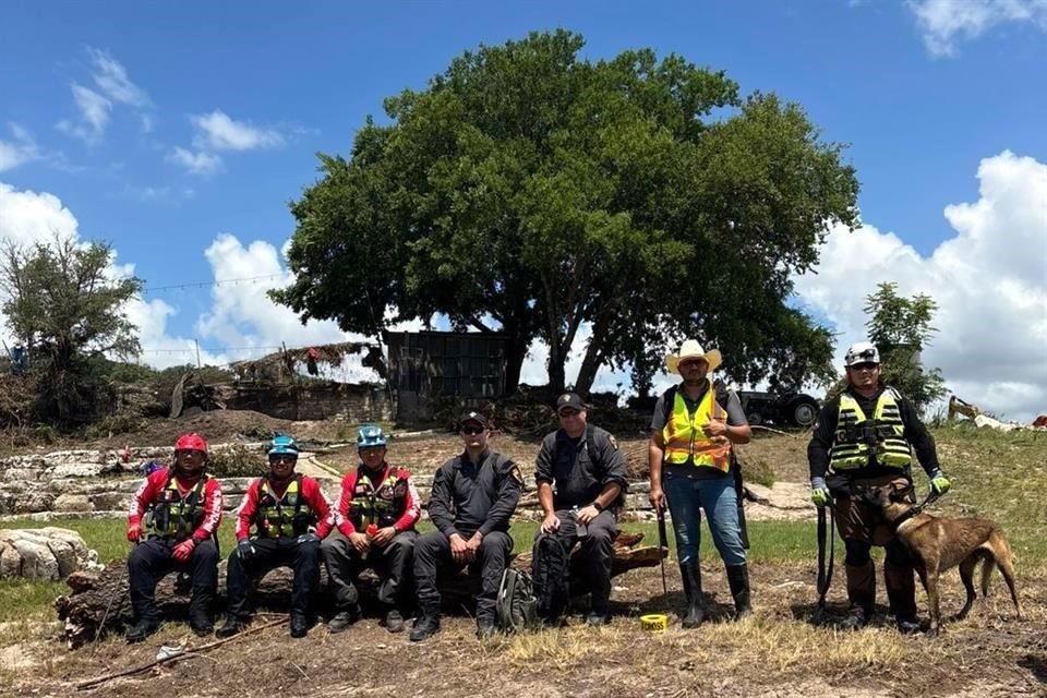 Los rescatistas con ayuda de sus perros buscan a víctimas de las inundaciones, en Texas.