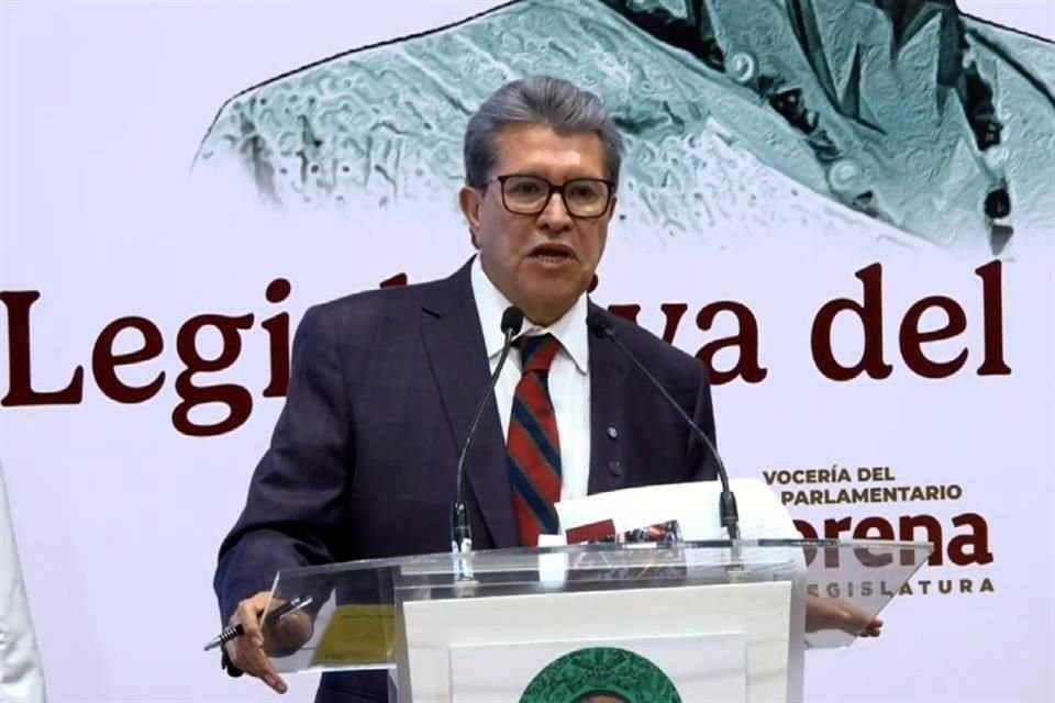 El coordinador de los diputados federales de Morena en conferencia de prensa.