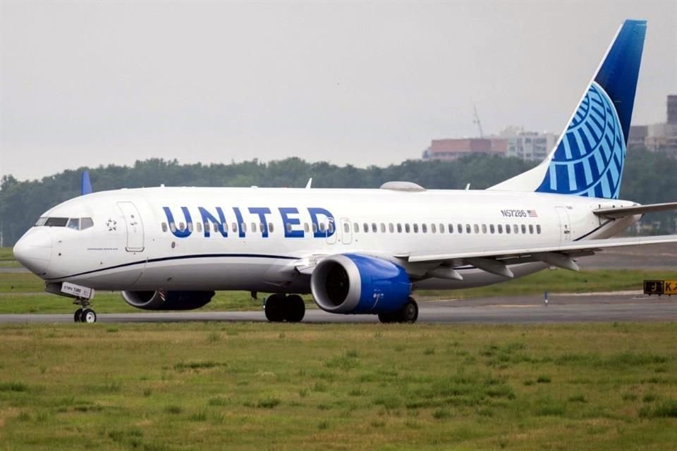 Los títulos de United Airlines avanzaron 14.33%.