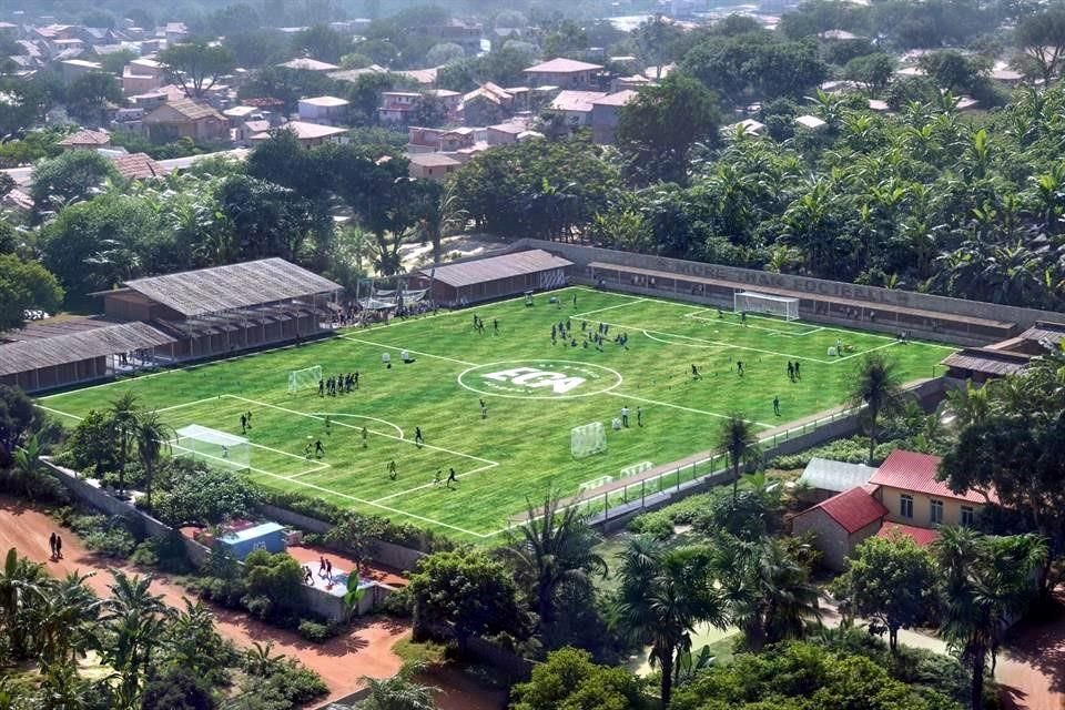 La parte central de la obra se corona con una cancha de fútbol.