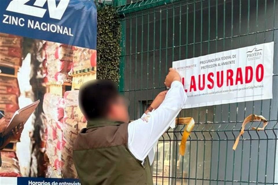 Personal de la Profepa colocó los sellos de clausura en la planta de Zinc Nacional.