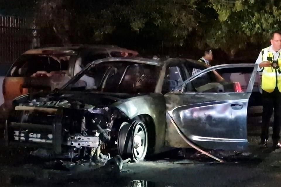 La patrulla de Tránsito regio fue consumida totalmente por el fuego.