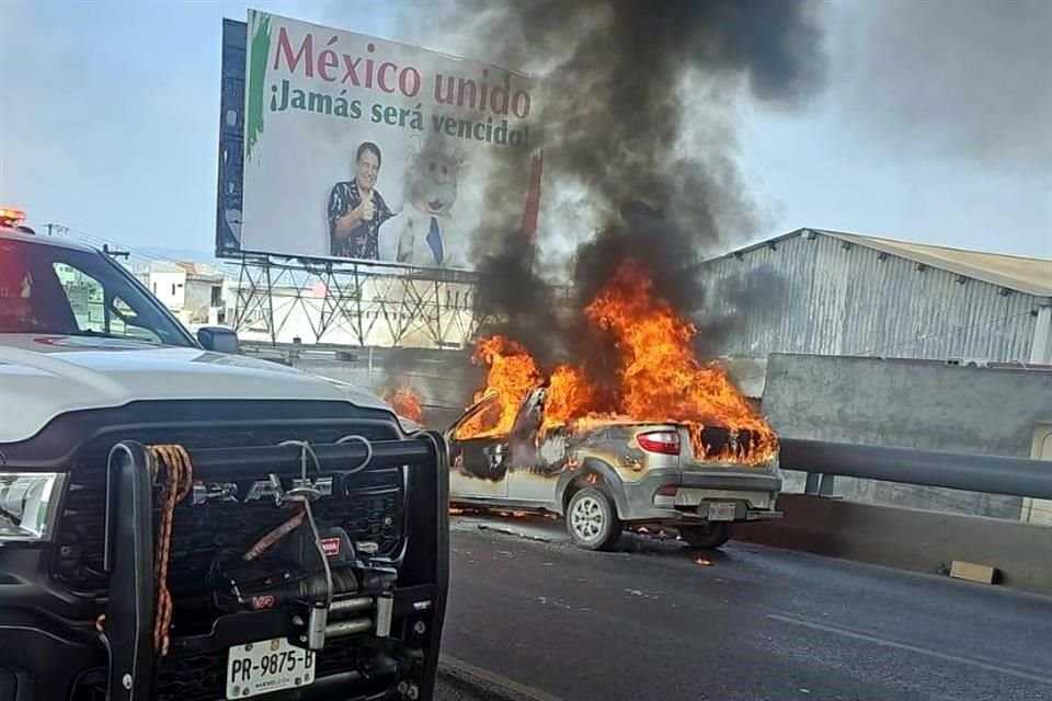 El vehículo ardió en la Avenida Félix U. Gómez, sobre un paso a desnivel, con dirección al sur.