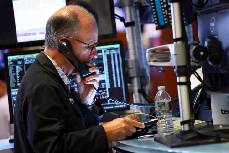 El S&P 500 y Nasdaq bajaron desde su máximo histórico de la víspera.