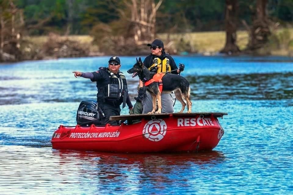 Unos 40 rescatistas salieron de Monterrey entre el martes y miércoles para unirse a la búsqueda de personas en Texas.