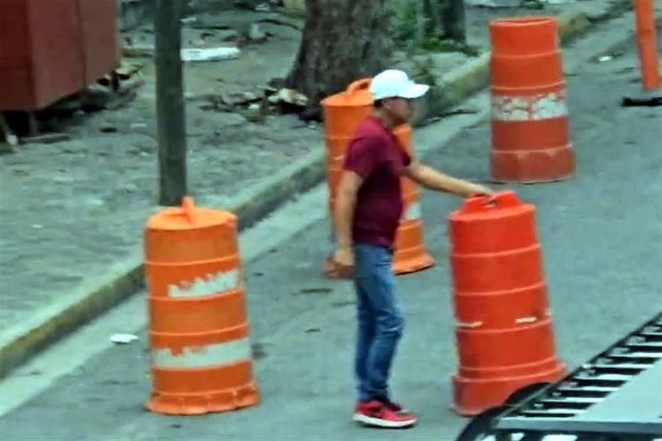 Afirmaron que el hombre pone conos o trafitambos para separar espacios en la calle Víctor Hugo, que es privada y topa con las escaleras de los juzgados.