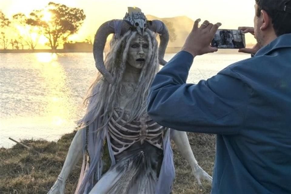 La cineasta y actriz Gigi Saul Guerrero incorpora a la Llorona, chaneques y al Coco al corto 'El Lazo de Petra', filmado sólo con teléfonos.