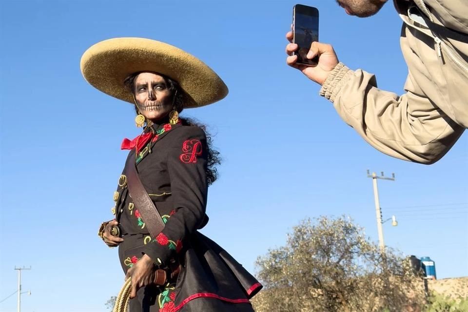 La historia ocurre en el terreno de los mitos y las leyendas, y sigue a Petra (Florencia Ríos), una charra que, a lomos de su fiel caballo y 'armada' de un lazo, realizó decenas de hazañas.