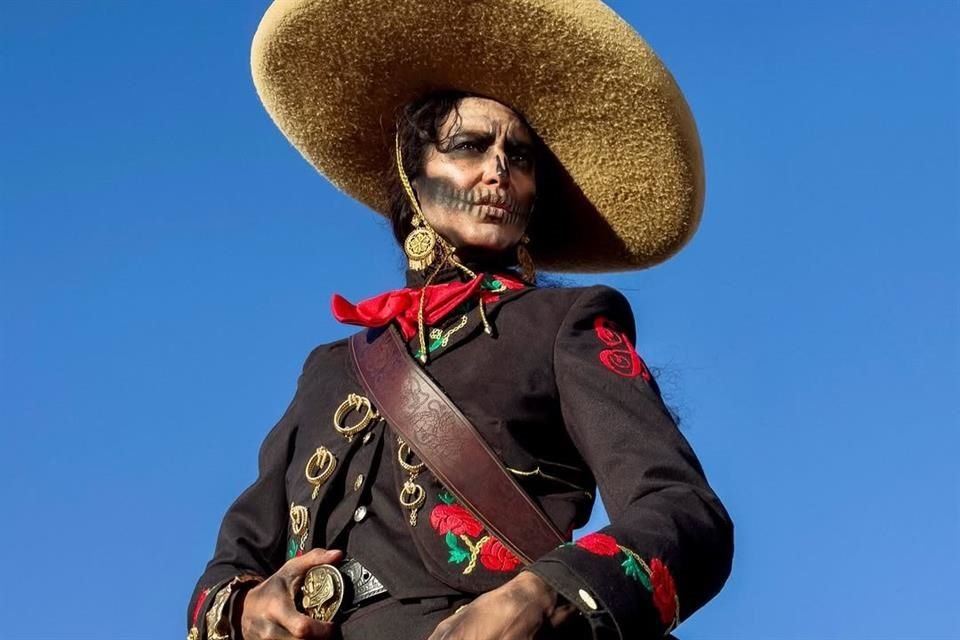 En cierto momento del corto, que dura apenas 11 minutos y ya tiene millones de visualizaciones en YouTube, Petra también se convierte en una esquelética catrina.