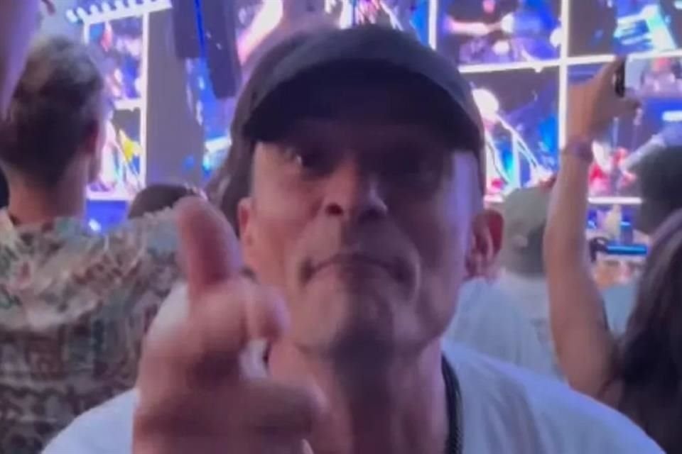 Orlando Bloom sacó su lado más fan al cantar casi todas las rolas de Oasis este fin de semana en un concierto del grupo en Manchester.