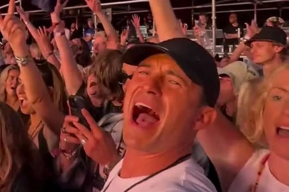 El actor de 48 años compartió varios videos en Instagram, cantando a todo pulmón y bailando con emoción los grandes éxitos de la icónica banda.