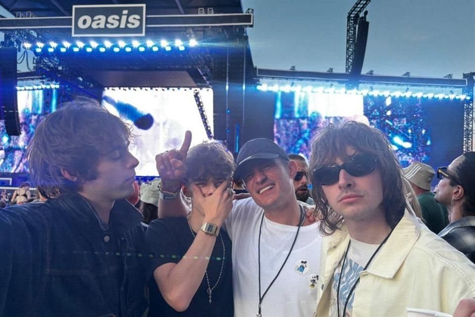 La Estrella de Piratas del Caribe gozó del espectáculo desde la sección VIP junto a varios amigos e incluso los hijos de Liam Gallagher, Lennon, de 25 años, y Gene, de 24.