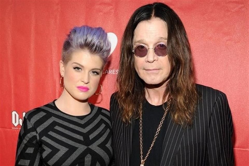 La ex estrella del reality de The Osbournes aprovechó el mismo video para aclarar el supuesto 'pacto suicida' entre sus padres.