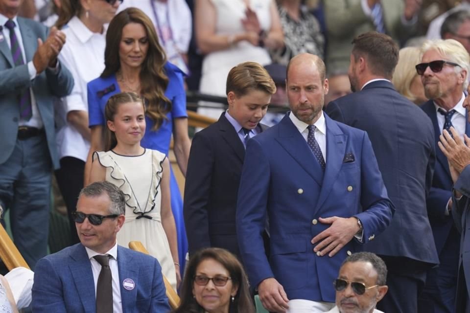 Kate, acompañada por el príncipe Guillermo y sus hijos.