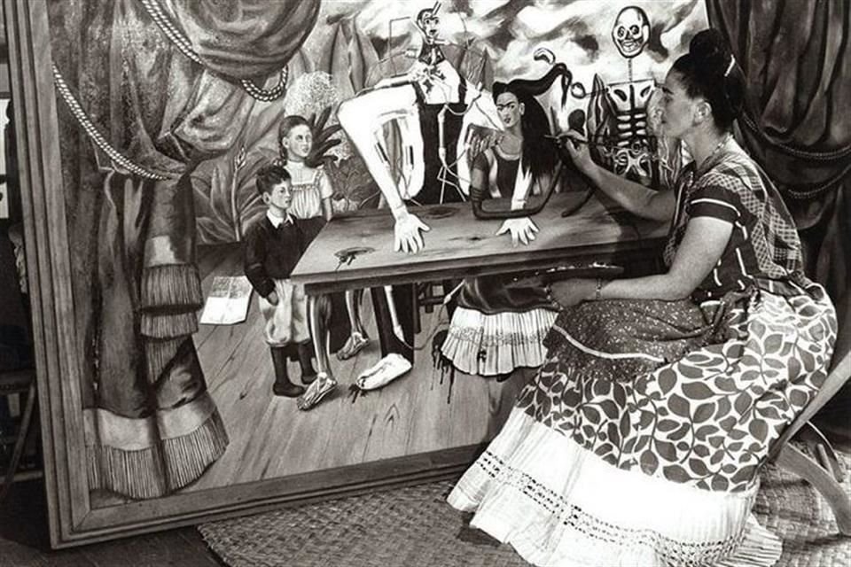 Frida Kahlo pintando 'La mesa herida', óleo desaparecido desde 1955 y que un comerciante español aseguraba que estaba en una bóveda de un banco británico, en venta por hasta 50 millones de euros.