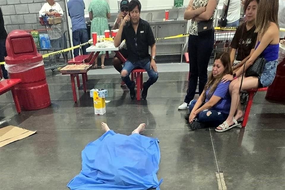 Ante cientos de clientes, una mujer murió en la fuente de sodas de la tienda Costco Valle Oriente, al asfixiarse con un bocado de comida. 