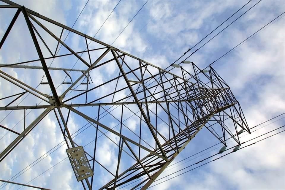 Especialistas y empresarios revelaron que la CFE y la Cenace pidieron a la industria de NL reducir el consumo eléctrico en 'horas pico' de demanda para evitar apagones.